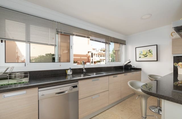 3 chambre Appartement à vendre à Los Naranjos, Marbella avec piscine garage - 1 295 000 € (Ref: 10101880)