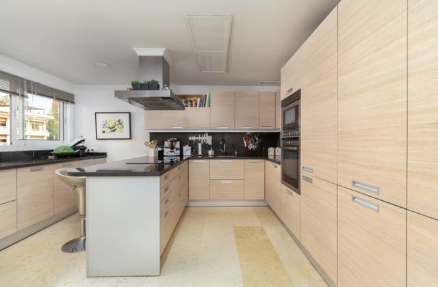 3 chambre Appartement à vendre à Los Naranjos, Marbella avec piscine garage - 1 295 000 € (Ref: 10101880)