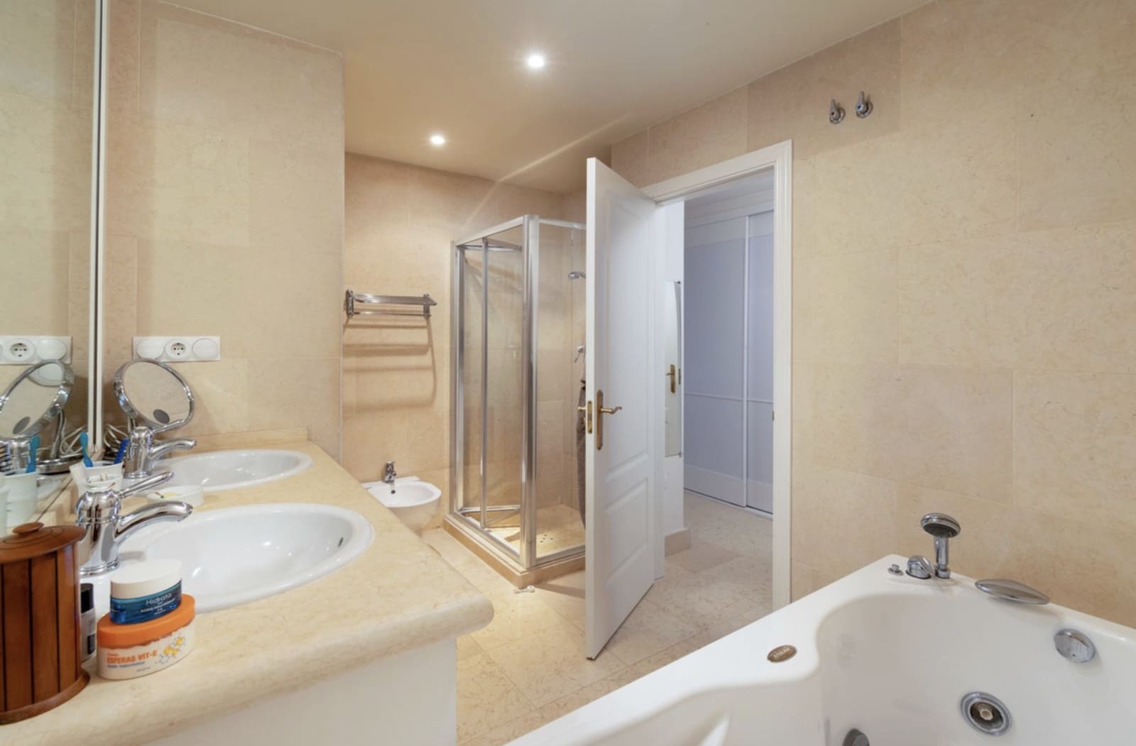3 chambre Appartement à vendre à Nueva Andalucia avec piscine garage - 1 295 000 € (Ref: 10101880)