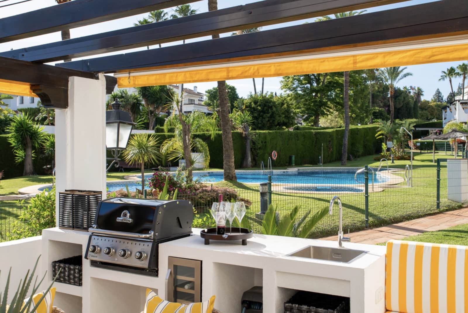 3 bedroom Apartment for sale in Nueva Andalucia with pool garage - € 1,349,000 (Ref: 10123534)