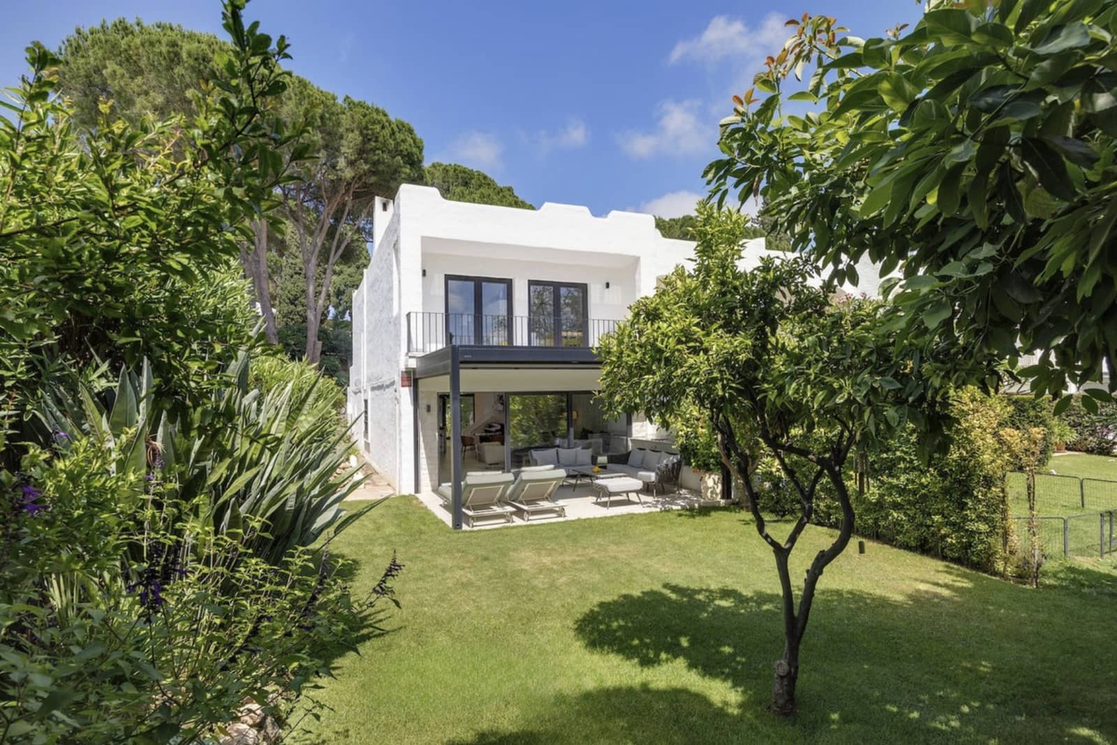 3 quarto Casa em Banda para venda em Nueva Andalucia com piscina garagem - 1 575 000 € (Ref: 10135764)