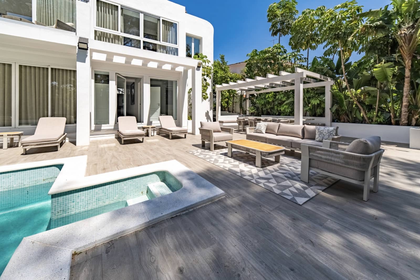4 soveværelse Villa til salg i Nueva Andalucia med swimmingpool garage - € 1.890.000 (Ref: 10139310)