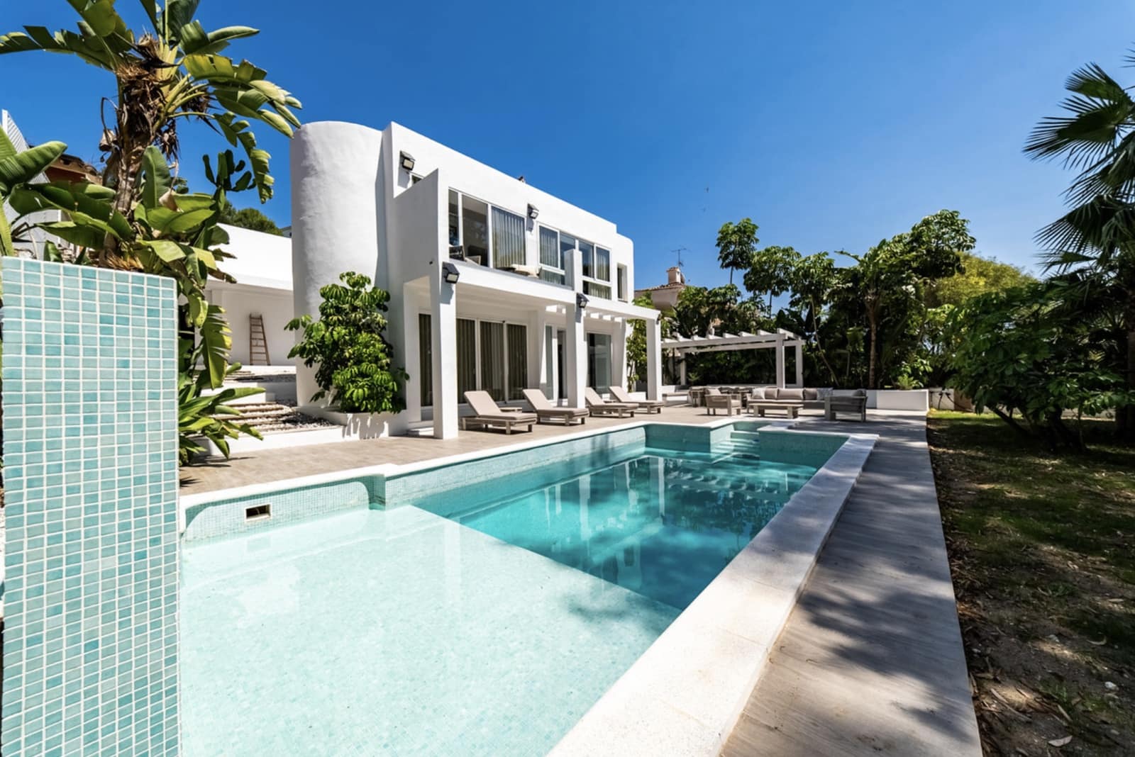 4 soveværelse Villa til salg i Nueva Andalucia med swimmingpool garage - € 1.890.000 (Ref: 10139310)