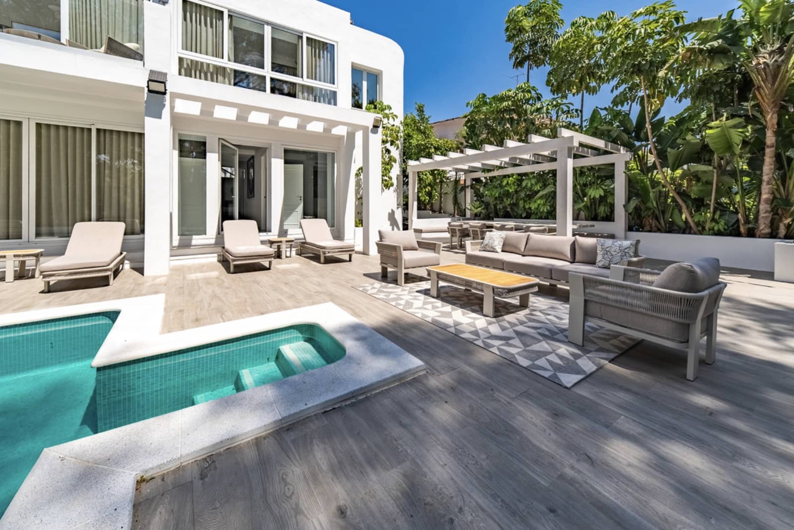 4 soveværelse Villa til salg i Nueva Andalucia med swimmingpool garage - € 1.890.000 (Ref: 10139310)
