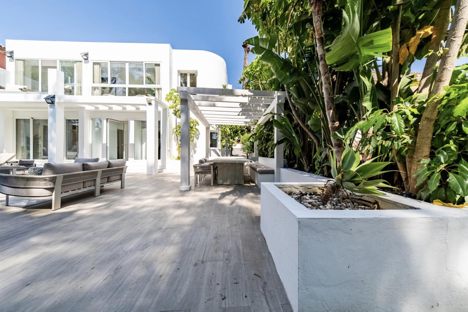 4 soveværelse Villa til salg i Nueva Andalucia med swimmingpool garage - € 1.890.000 (Ref: 10139310)