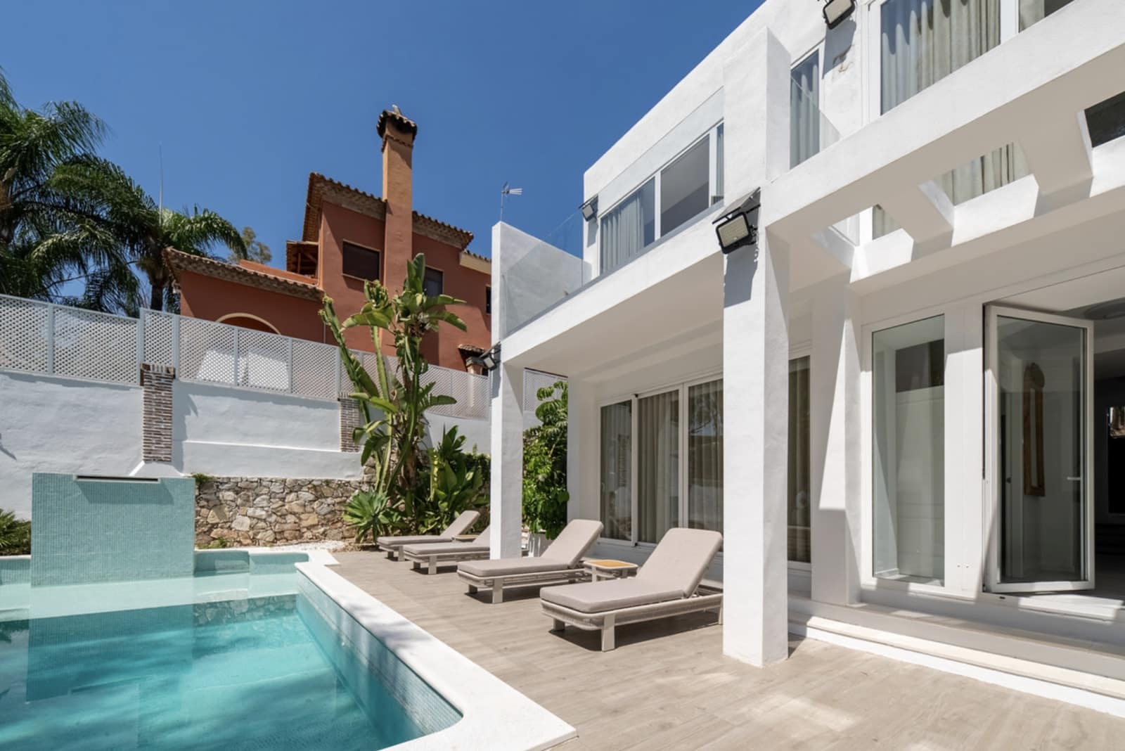4 soveværelse Villa til salg i Nueva Andalucia med swimmingpool garage - € 1.890.000 (Ref: 10139310)