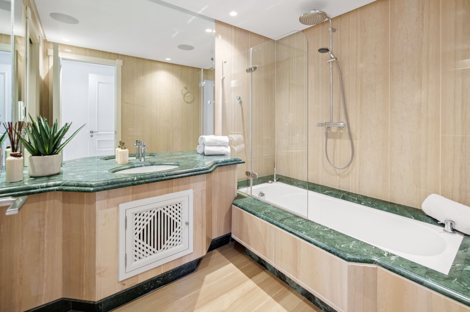 3 sypialnia Penthouse na sprzedaż w Marbella z basenem garażem - 4 250 000 € (Ref: 10148353)