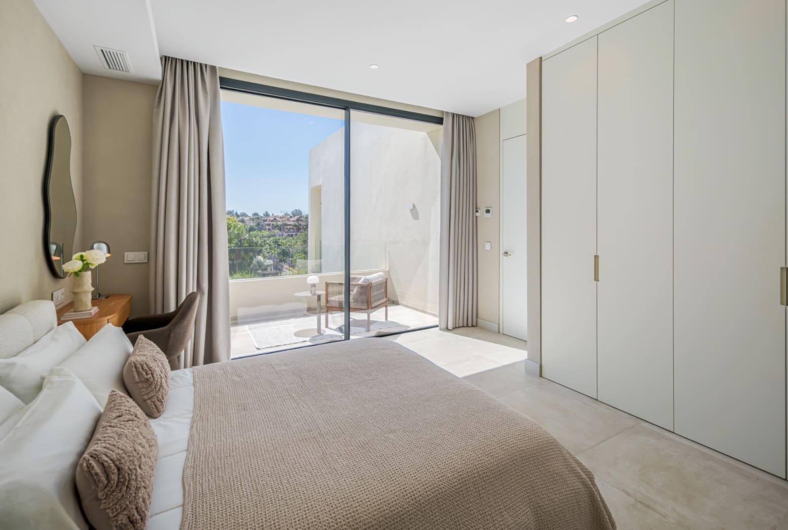 4 bedroom Villa for sale in Estepona with pool garage - € 2,495,000 (Ref: 10168272)