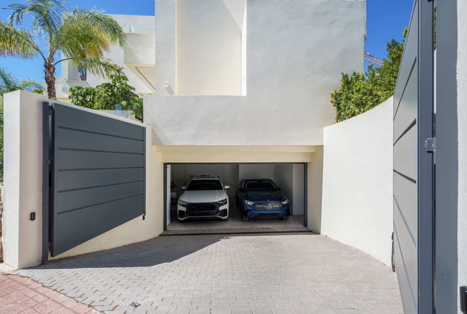 4 bedroom Villa for sale in Estepona with pool garage - € 2,495,000 (Ref: 10168272)