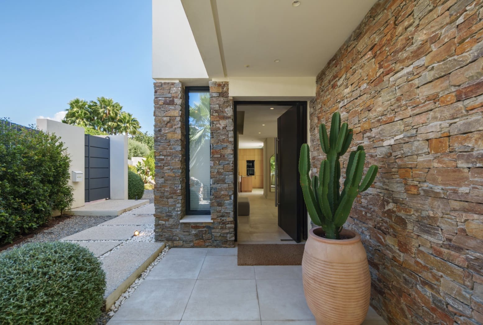 4 bedroom Villa for sale in Estepona with pool garage - € 2,495,000 (Ref: 10168272)