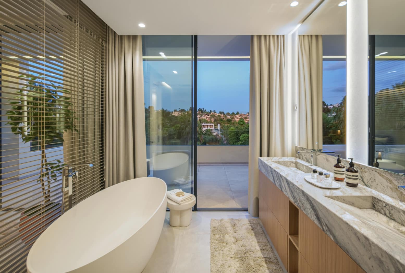 4 bedroom Villa for sale in Estepona with pool garage - € 2,495,000 (Ref: 10168272)