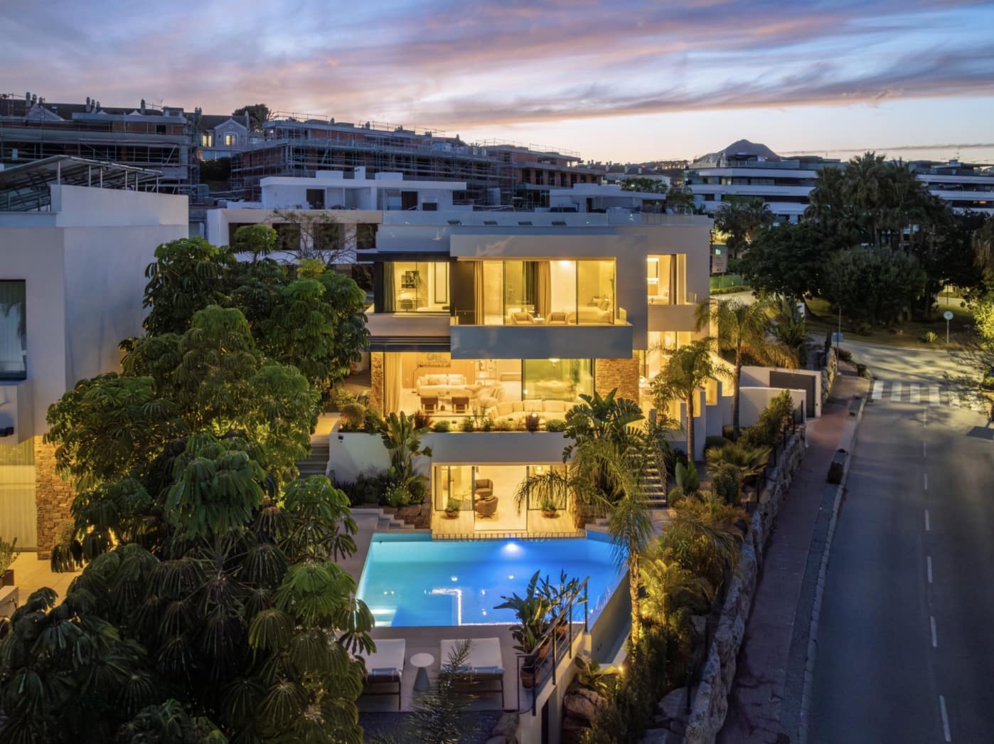 4 bedroom Villa for sale in Estepona with pool garage - € 2,495,000 (Ref: 10168272)