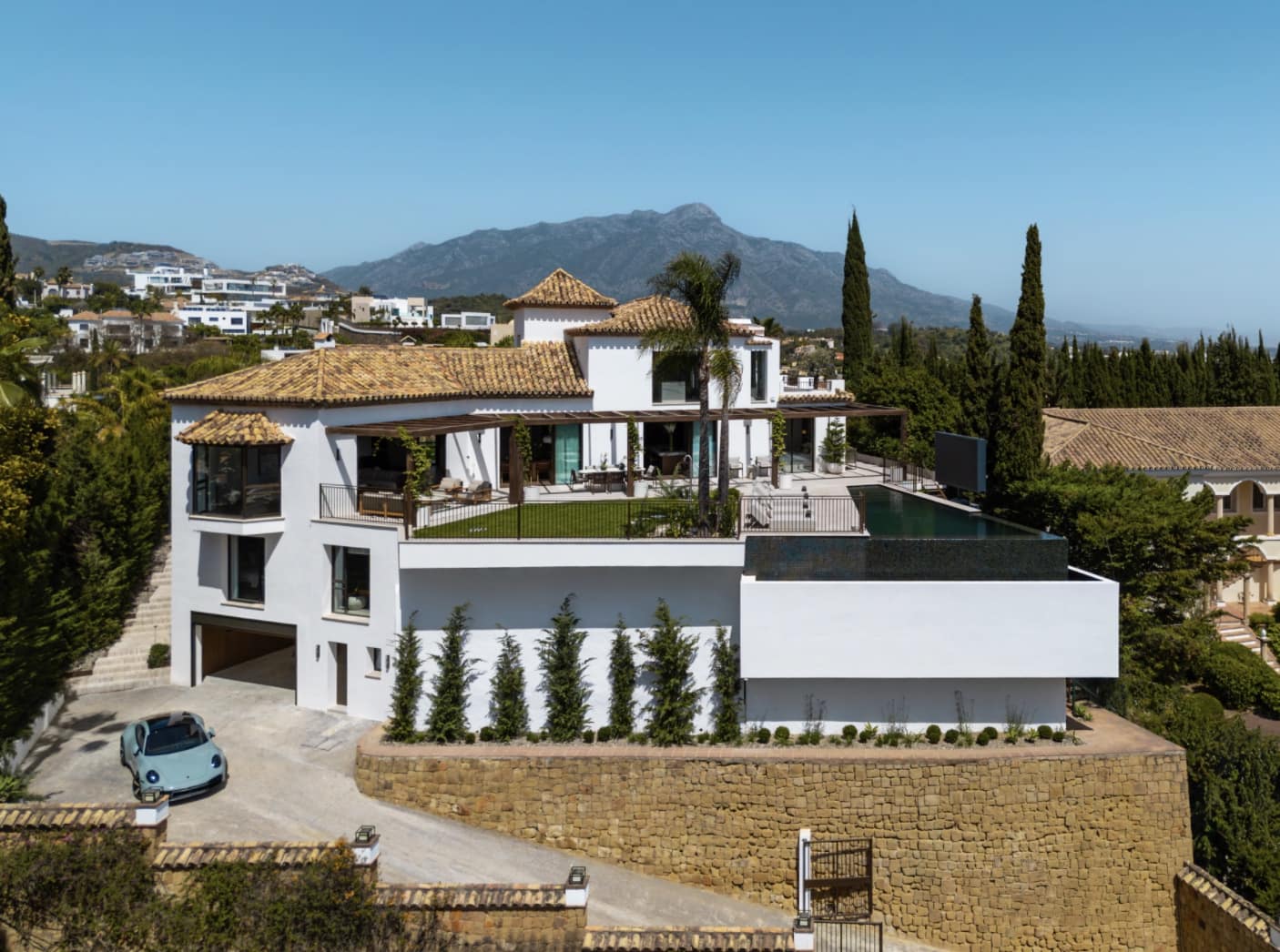 6 bedroom Villa for sale in La Quinta with pool garage - € 8,795,000 (Ref: 10168273)