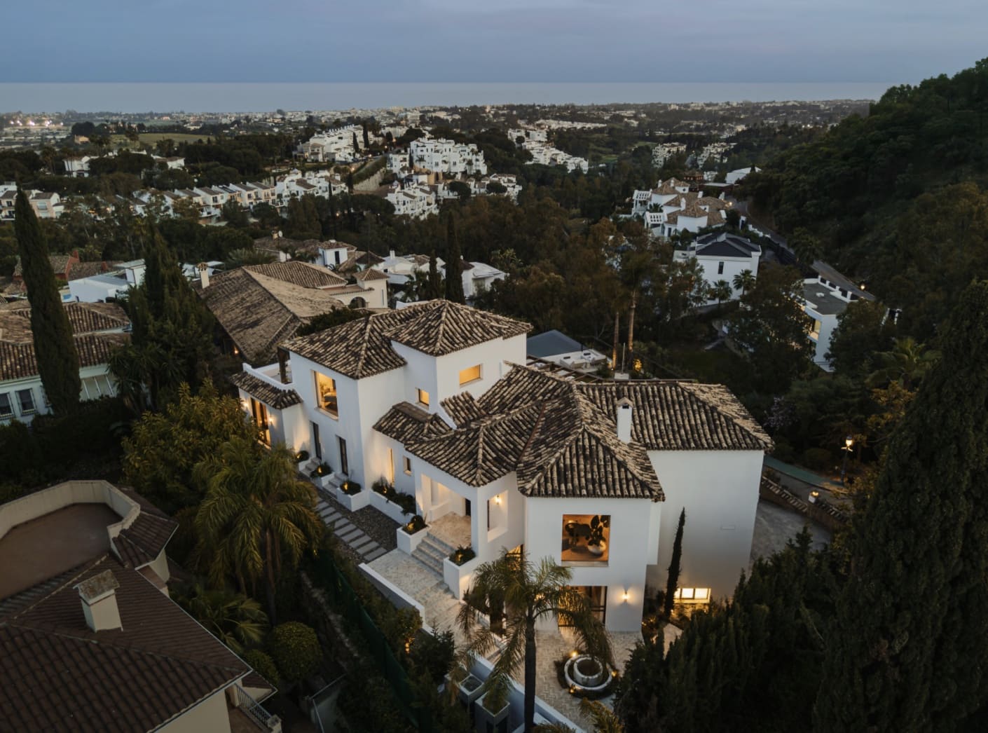 6 bedroom Villa for sale in La Quinta with pool garage - € 8,795,000 (Ref: 10168273)
