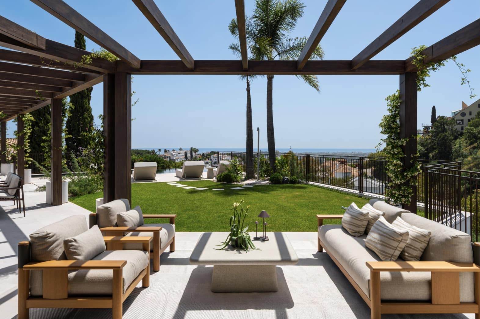 6 bedroom Villa for sale in La Quinta with pool garage - € 8,795,000 (Ref: 10168273)