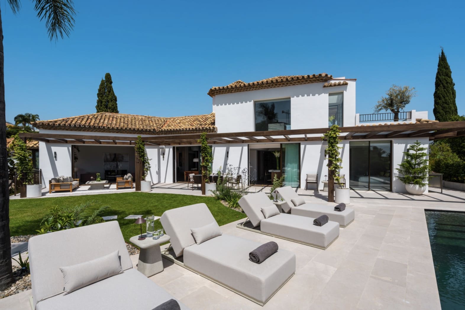 6 bedroom Villa for sale in La Quinta with pool garage - € 8,795,000 (Ref: 10168273)
