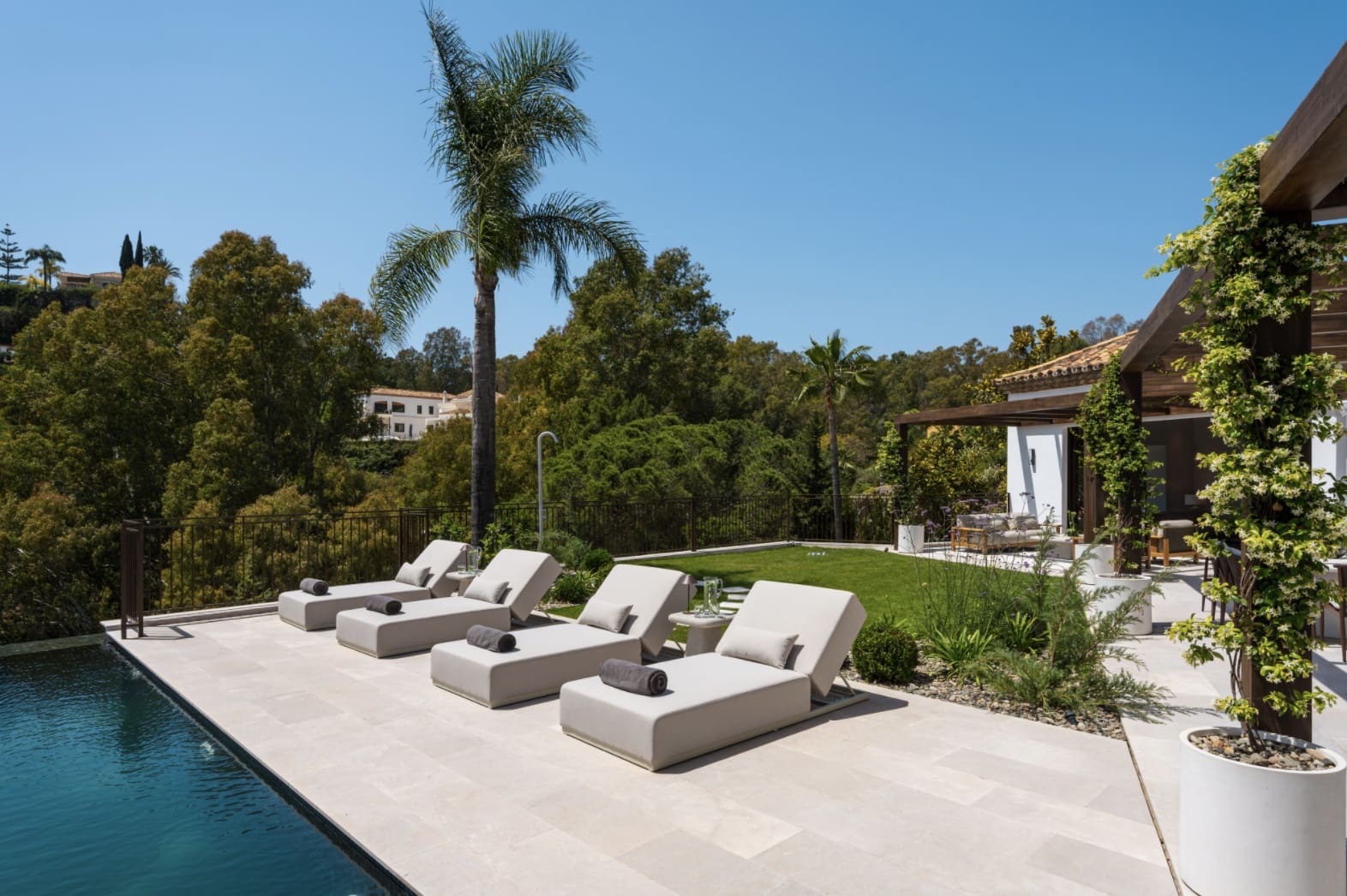 6 bedroom Villa for sale in La Quinta with pool garage - € 8,795,000 (Ref: 10168273)