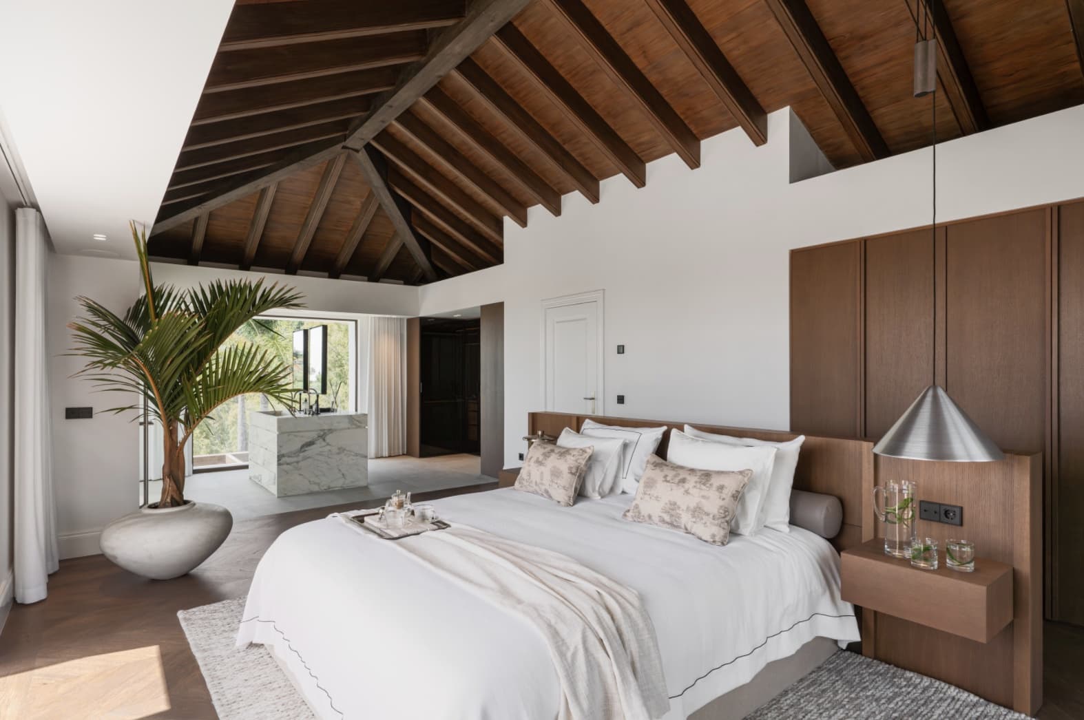 6 bedroom Villa for sale in La Quinta with pool garage - € 8,795,000 (Ref: 10168273)