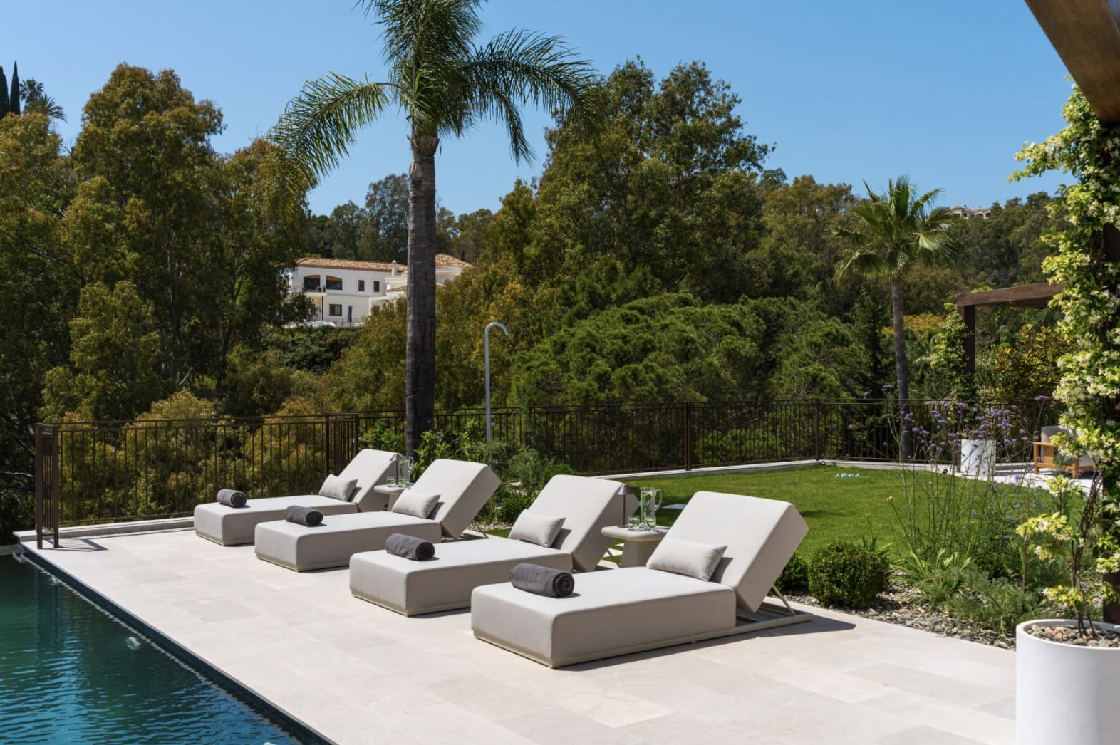 6 bedroom Villa for sale in La Quinta with pool garage - € 8,795,000 (Ref: 10168273)