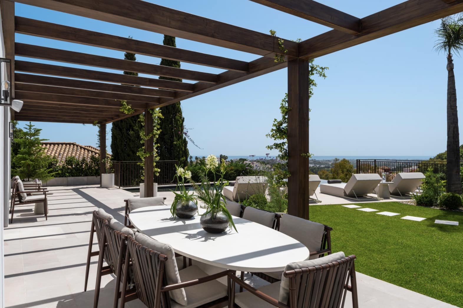 6 bedroom Villa for sale in La Quinta with pool garage - € 8,795,000 (Ref: 10168273)