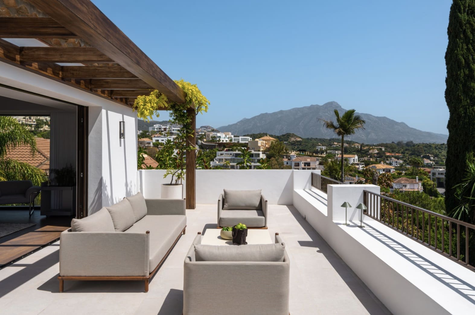 6 bedroom Villa for sale in La Quinta with pool garage - € 8,795,000 (Ref: 10168273)