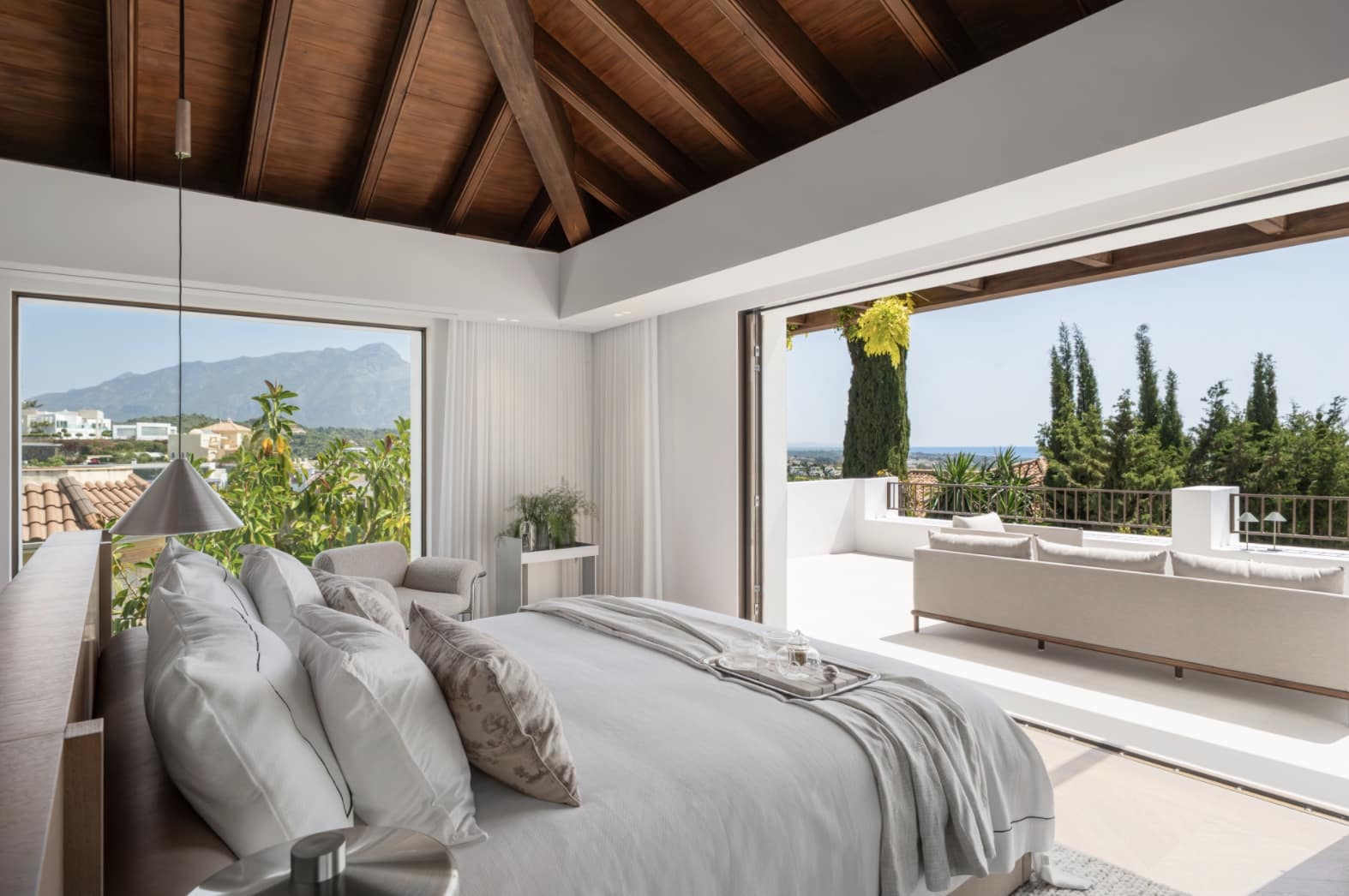 6 bedroom Villa for sale in La Quinta with pool garage - € 8,795,000 (Ref: 10168273)