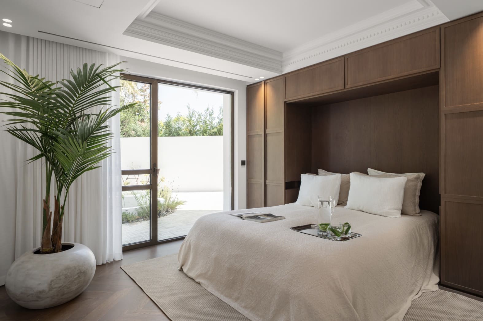 6 bedroom Villa for sale in La Quinta with pool garage - € 8,795,000 (Ref: 10168273)