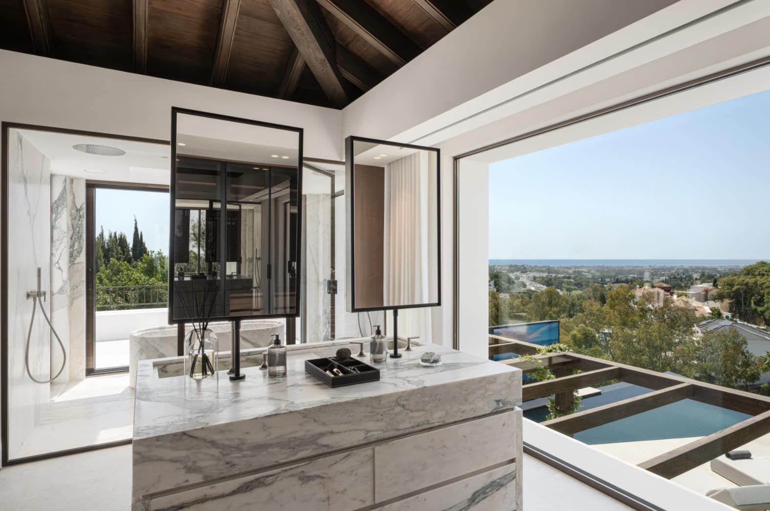 6 bedroom Villa for sale in La Quinta with pool garage - € 8,795,000 (Ref: 10168273)