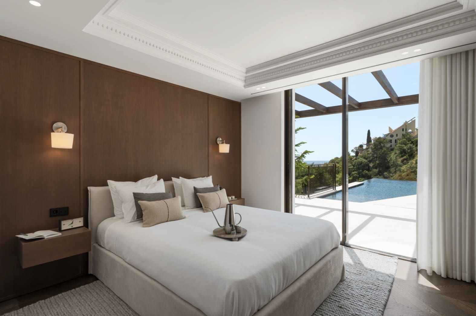 6 bedroom Villa for sale in La Quinta with pool garage - € 8,795,000 (Ref: 10168273)