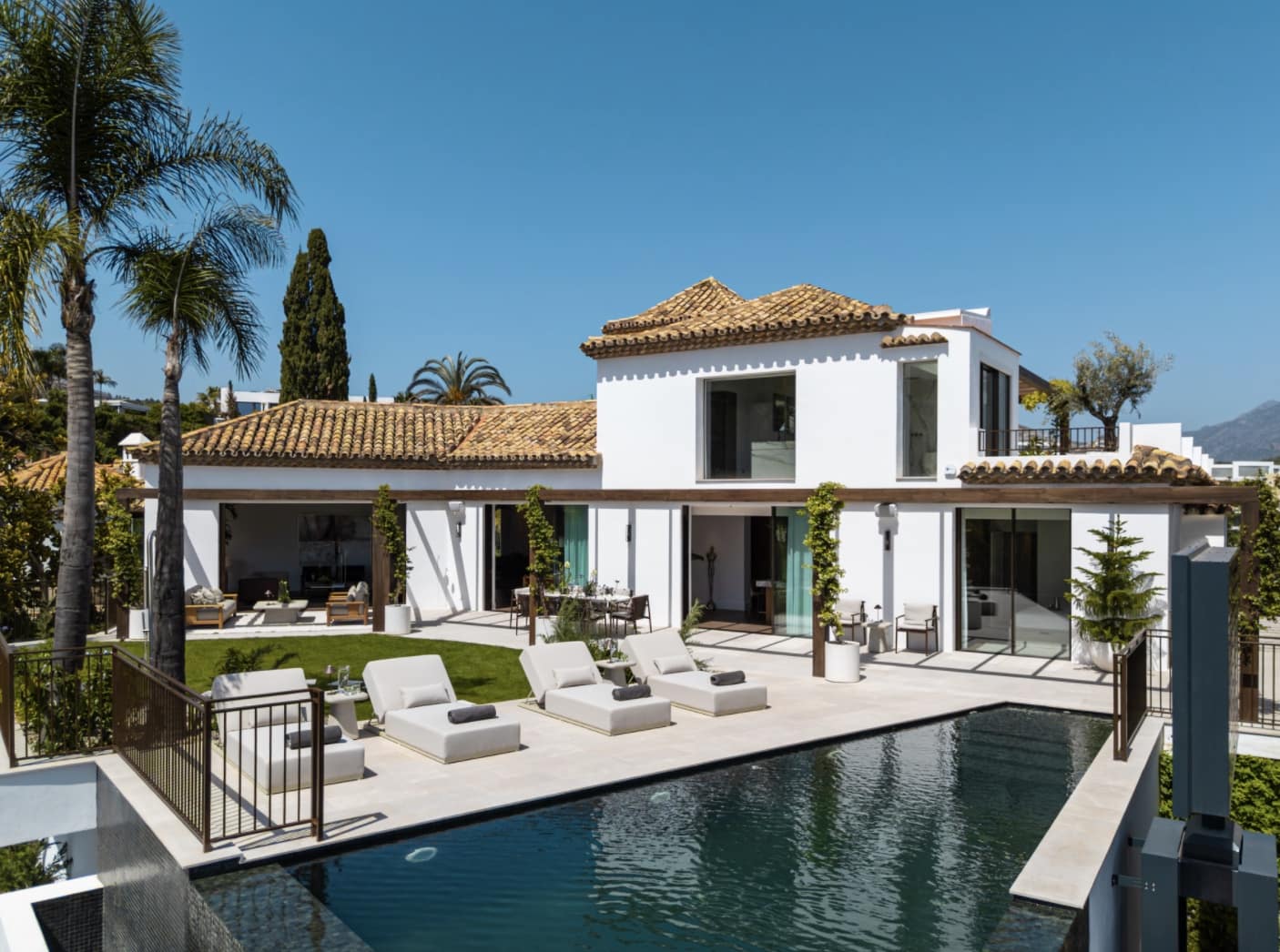6 bedroom Villa for sale in La Quinta with pool garage - € 8,795,000 (Ref: 10168273)