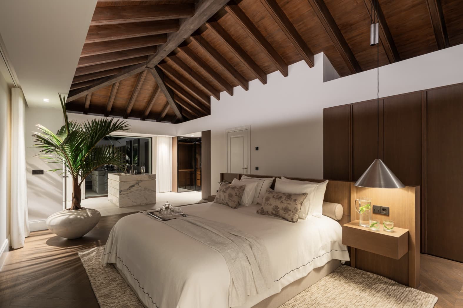 6 bedroom Villa for sale in La Quinta with pool garage - € 8,795,000 (Ref: 10168273)