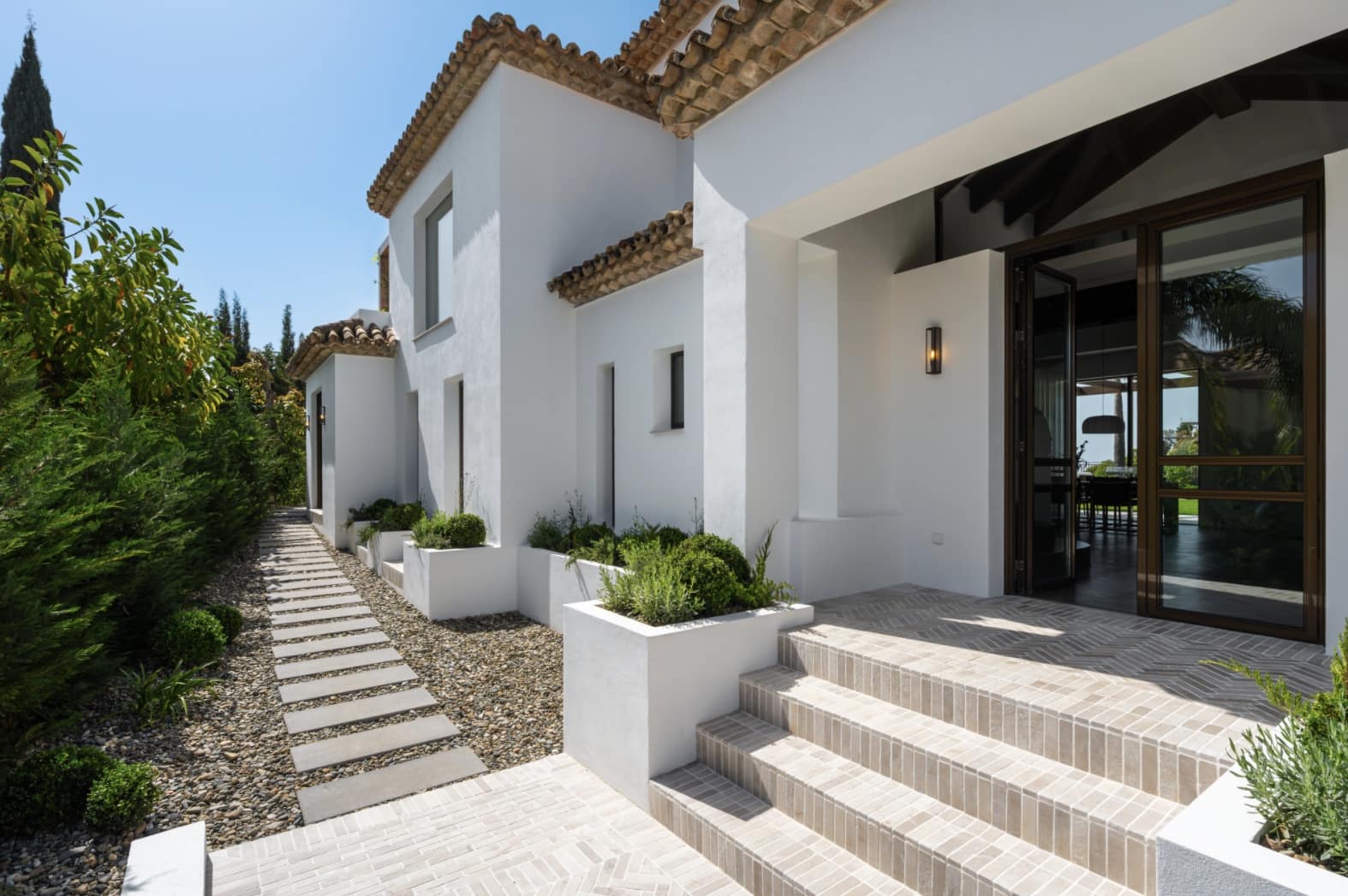6 bedroom Villa for sale in La Quinta with pool garage - € 8,795,000 (Ref: 10168273)