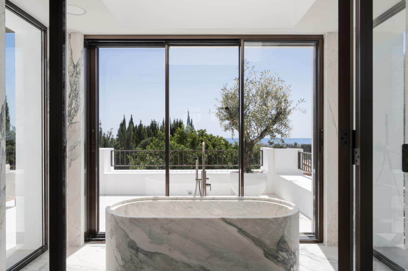 6 bedroom Villa for sale in La Quinta with pool garage - € 8,795,000 (Ref: 10168273)