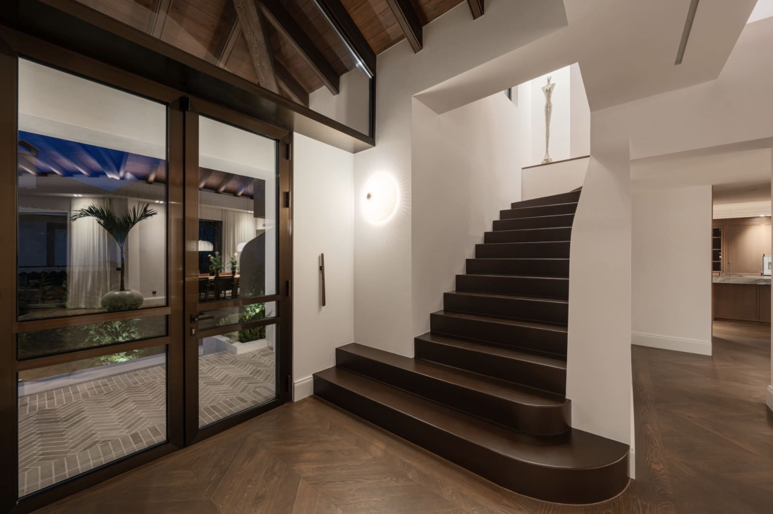 6 bedroom Villa for sale in La Quinta with pool garage - € 8,795,000 (Ref: 10168273)