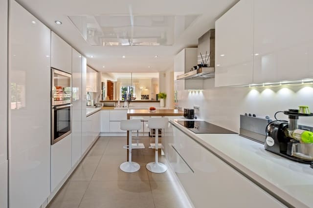5 slaapkamer Huis te koop in La Dama de Noche - La Alzambra, Marbella met zwembad garage - € 1.995.000 (Ref: 10179894)