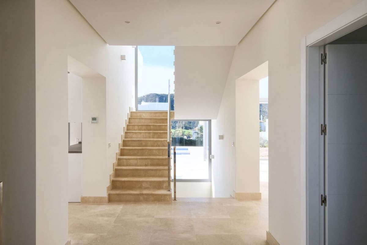 4 bedroom Villa for sale in Benahavis with pool garage - € 2,400,000 (Ref: 6904806)