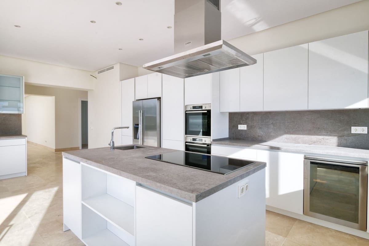 4 bedroom Villa for sale in Benahavis with pool garage - € 2,400,000 (Ref: 6904806)