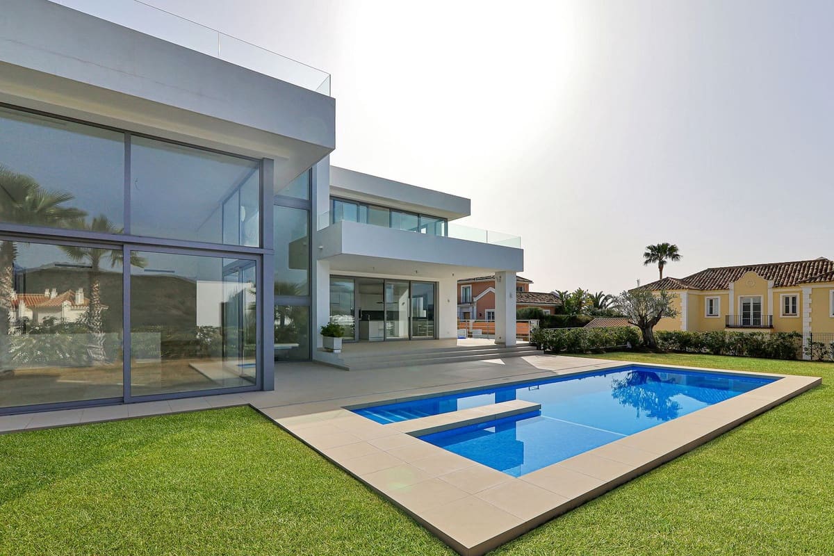 4 bedroom Villa for sale in Benahavis with pool garage - € 2,400,000 (Ref: 6904806)