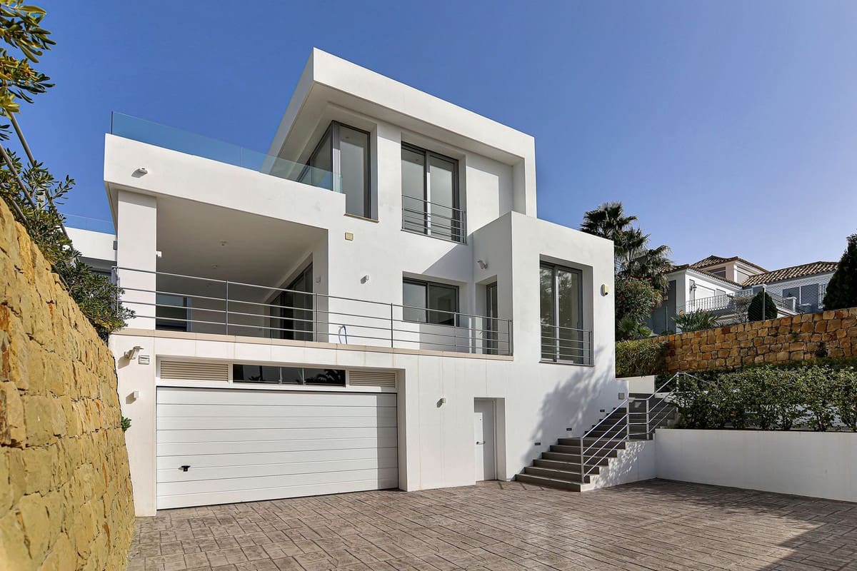 4 bedroom Villa for sale in Benahavis with pool garage - € 2,400,000 (Ref: 6904806)