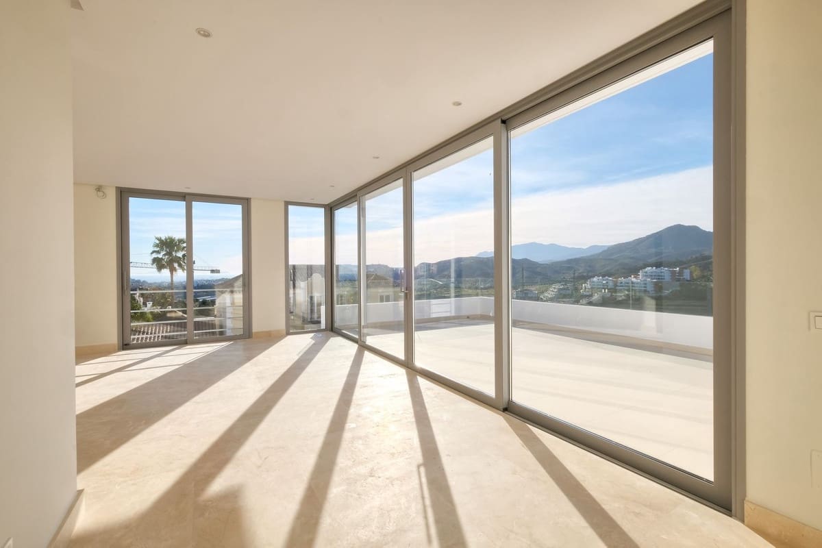 4 bedroom Villa for sale in Benahavis with pool garage - € 2,400,000 (Ref: 6904806)