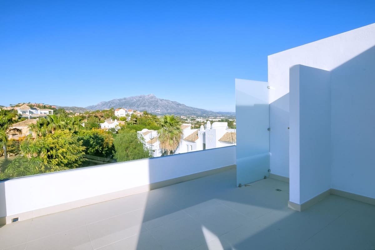 4 bedroom Villa for sale in Benahavis with pool garage - € 2,400,000 (Ref: 6904806)