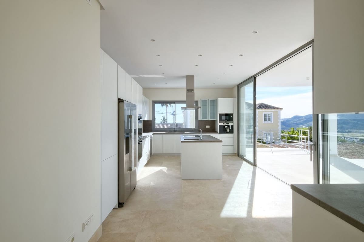4 bedroom Villa for sale in Benahavis with pool garage - € 2,400,000 (Ref: 6904806)
