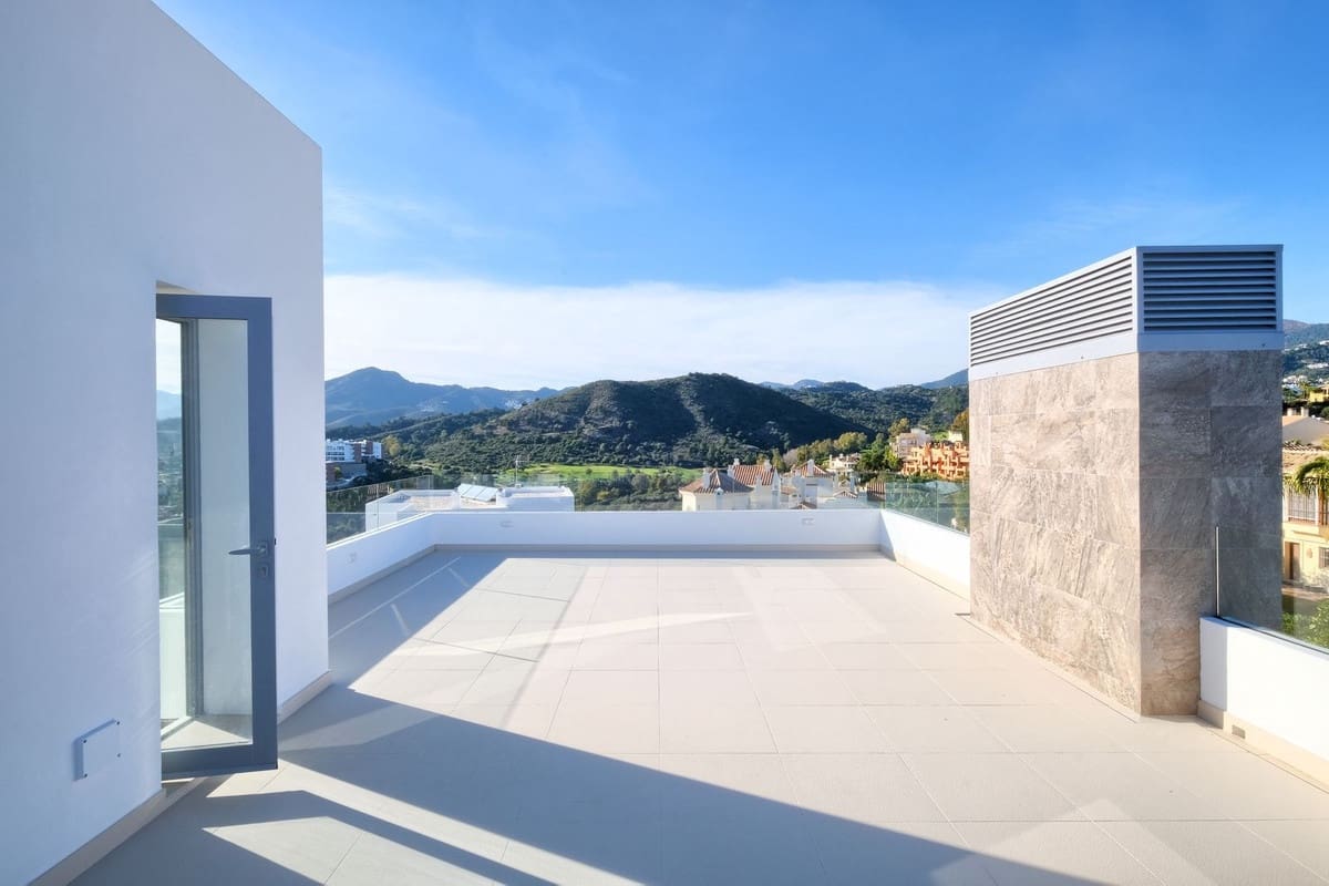 4 bedroom Villa for sale in Benahavis with pool garage - € 2,400,000 (Ref: 6904806)