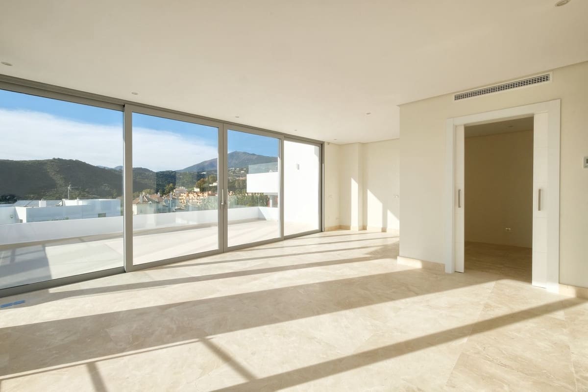 4 bedroom Villa for sale in Benahavis with pool garage - € 2,400,000 (Ref: 6904806)