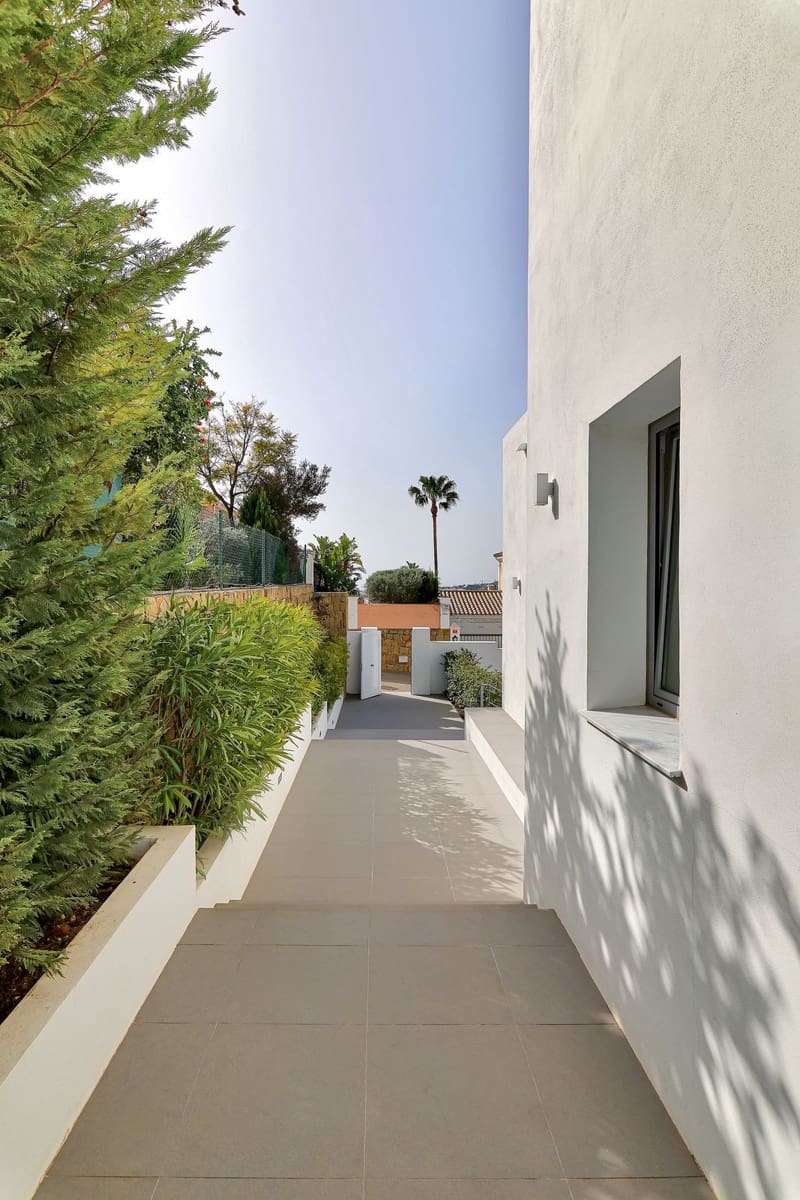 4 bedroom Villa for sale in Benahavis with pool garage - € 2,400,000 (Ref: 6904806)