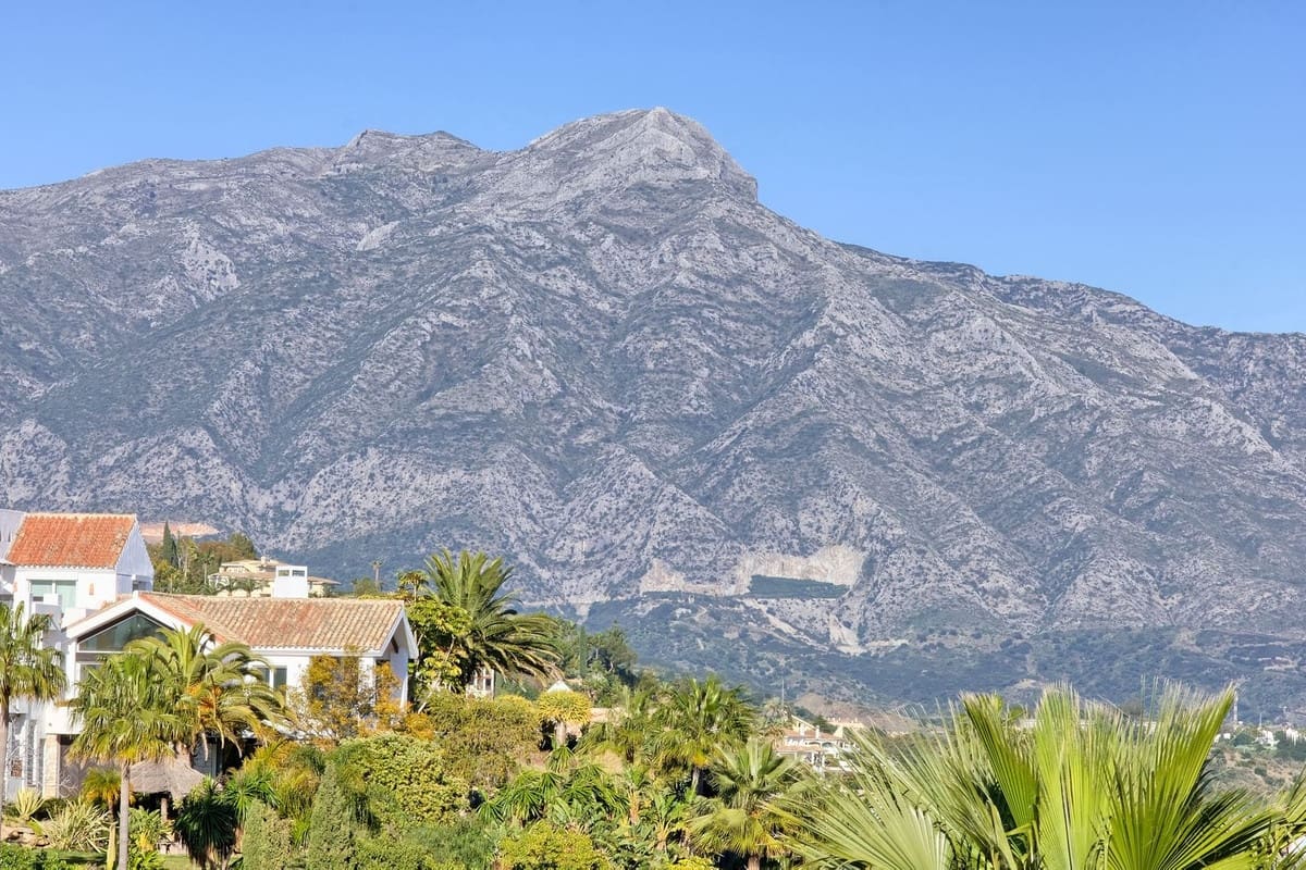 4 bedroom Villa for sale in Benahavis with pool garage - € 2,400,000 (Ref: 6904806)