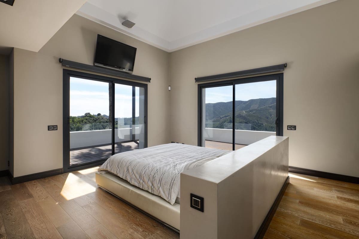 5 soveværelse Villa til salg i Istan med swimmingpool garage - € 3.750.000 (Ref: 6904812)