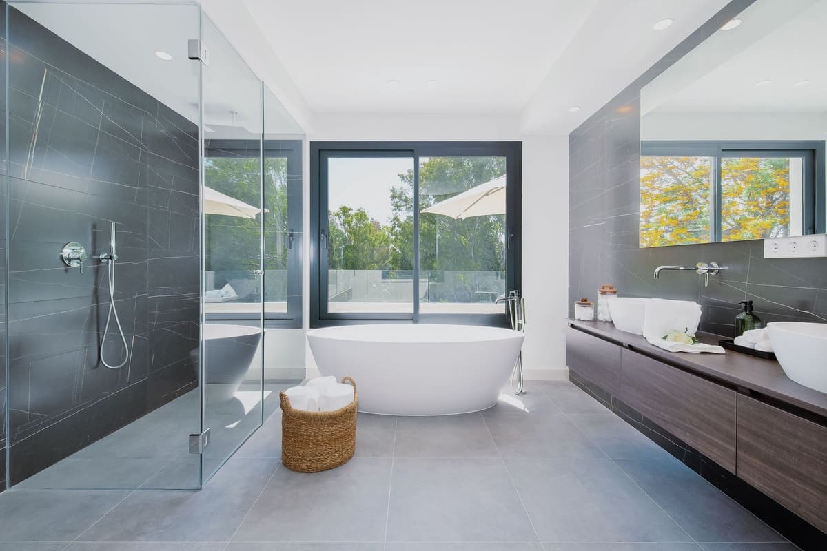 4 bedroom Villa for sale in Marbella with pool garage - € 2,690,000 (Ref: 6904831)