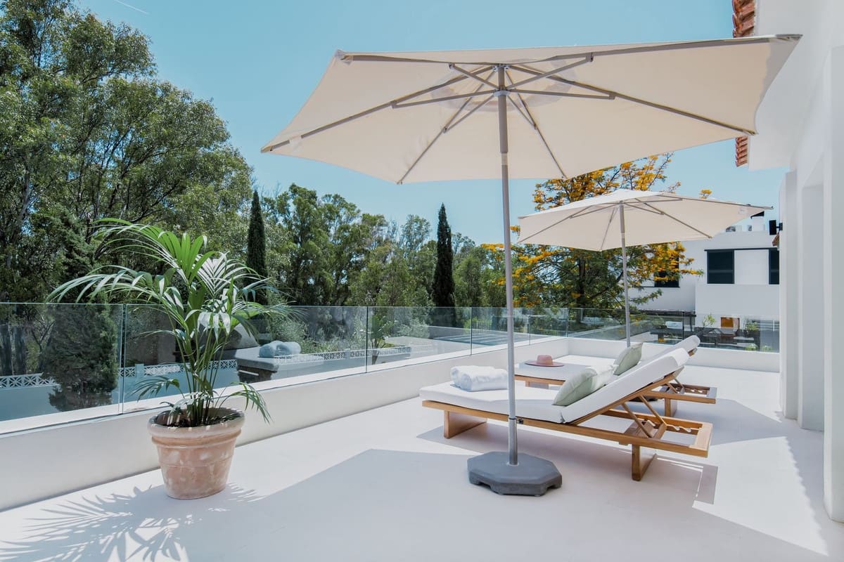 4 bedroom Villa for sale in Marbella with pool garage - € 2,690,000 (Ref: 6904831)