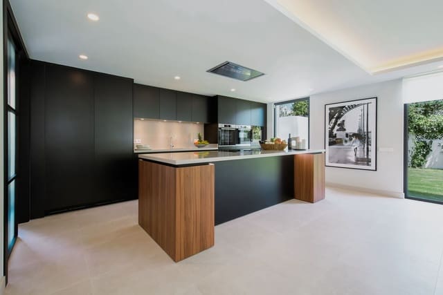 4 sypialnia Willa na sprzedaż w Marbella z basenem garażem - 2 690 000 € (Ref: 6904831)